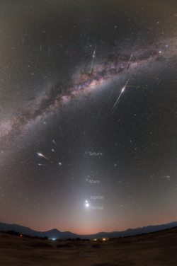Eta-Aquaridy 2022 s planetami a zvířetníkovým světlem. Foto: Petr Horálek/FÚ v Opavě. Eta-Aquaridy 2022 s planetami a zvířetníkovým světlem. Foto: Petr Horálek/FÚ v Opavě.
