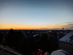 Soumrak nad Observatoří WHOO! Fyzikálního ústavu v Opavě 10. května 2024. Foto: Milan Chlebovec. Soumrak nad Observatoří WHOO! Fyzikálního ústavu v Opavě 10. května 2024. Foto: Milan Chlebovec.