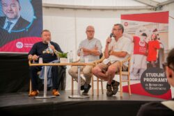 Z besedy "Váleční reportéři" na COlors of Ostrava 22. července 2023. Z besedy "Váleční reportéři" na COlors of Ostrava 22. července 2023.