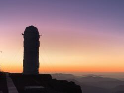 Jasný poerupční soumrak nad Cerro Tololo. Foto: Juan Seguel. Jasný poerupční soumrak nad Cerro Tololo. Foto: Juan Seguel.
