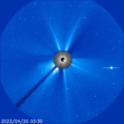 Kombinace snímku zatmění se záběrem Slunce z korónografu LASCO C3 družice SOHO ukazující na utržený výron koronální hmoty. Vpravo je planeta Jupiter. Foto: P. Horálek (FÚ v Opavě), J. Kujal (ASHK), M. Hlaváč, NASA/ESA, SOHO. Kombinace snímku zatmění se záběrem Slunce z korónografu LASCO C3 družice SOHO ukazující na utržený výron koronální hmoty. Vpravo je planeta Jupiter. Foto: P. Horálek (FÚ v Opavě), J. Kujal (ASHK), M. Hlaváč, NASA/ESA, SOHO.