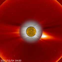 Kombinace záběru z korónografu LASCO C2 družice SOHO, Slunce v extrémní ultrafialové oblasti v kameře AIA 171 družice Solar Dynamic Observatory a sluneční koróny zachycené během úplného zatmění Slunce 4. prosince 2021 z paluby letadla (snímek má severo-jižní orientaci). Foto: SOHO/NASA/ESA, SDO/AIA/NASA, P. Horálek/FÚ v Opavě. Kombinace záběru z korónografu LASCO C2 družice SOHO, Slunce v extrémní ultrafialové oblasti v kameře AIA 171 družice Solar Dynamic Observatory a sluneční koróny zachycené během úplného zatmění Slunce 4. prosince 2021 z paluby letadla (snímek má severo-jižní orientaci). Foto: SOHO/NASA/ESA, SDO/AIA/NASA, P. Horálek/FÚ v Opavě.