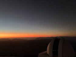 Jasný poerupční soumrak nad Cerro Tololo. Foto: Juan Seguel. Jasný poerupční soumrak nad Cerro Tololo. Foto: Juan Seguel.
