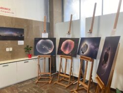 Z vernisáže výstavy "Třicetrkát v NASA". Foto: Europe Direct Pardubice. Z vernisáže výstavy "Třicetrkát v NASA". Foto: Europe Direct Pardubice.