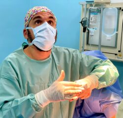 Tohle je Břéťa, tedy vedoucí české mise prof. MUDr. Břetislav Lipový z popáleninového oddělení brněnské fakultní nemocnice. Foto: Petr Jančárek/MMT FÚ v Opavě. Tohle je Břéťa, tedy vedoucí české mise prof. MUDr. Břetislav Lipový z popáleninového oddělení brněnské fakultní nemocnice. Foto: Petr Jančárek/MMT FÚ v Opavě.