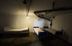 Kdyby "něco letělo" a byl vyhlášen poplach, je možné pacienty přesunout do krytu pod nemocnicí. Foto: Petr Jančárek/MMT FÚ v Opavě. Kdyby "něco letělo" a byl vyhlášen poplach, je možné pacienty přesunout do krytu pod nemocnicí. Foto: Petr Jančárek/MMT FÚ v Opavě.