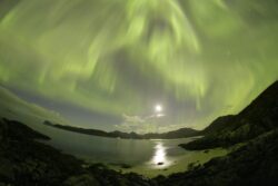 Polární záře u Sommarøy přes oblaky nedaleko Sommarøy 19. září 2022. Foto: P. Horálek/FÚ v Opavě. Polární záře u Sommarøy přes oblaky nedaleko Sommarøy 19. září 2022. Foto: P. Horálek/FÚ v Opavě.