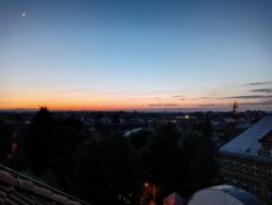 Soumrak nad Observatoří WHOO! Fyzikálního ústavu v Opavě 10. května 2024. Foto: Milan Chlebovec. Soumrak nad Observatoří WHOO! Fyzikálního ústavu v Opavě 10. května 2024. Foto: Milan Chlebovec.
