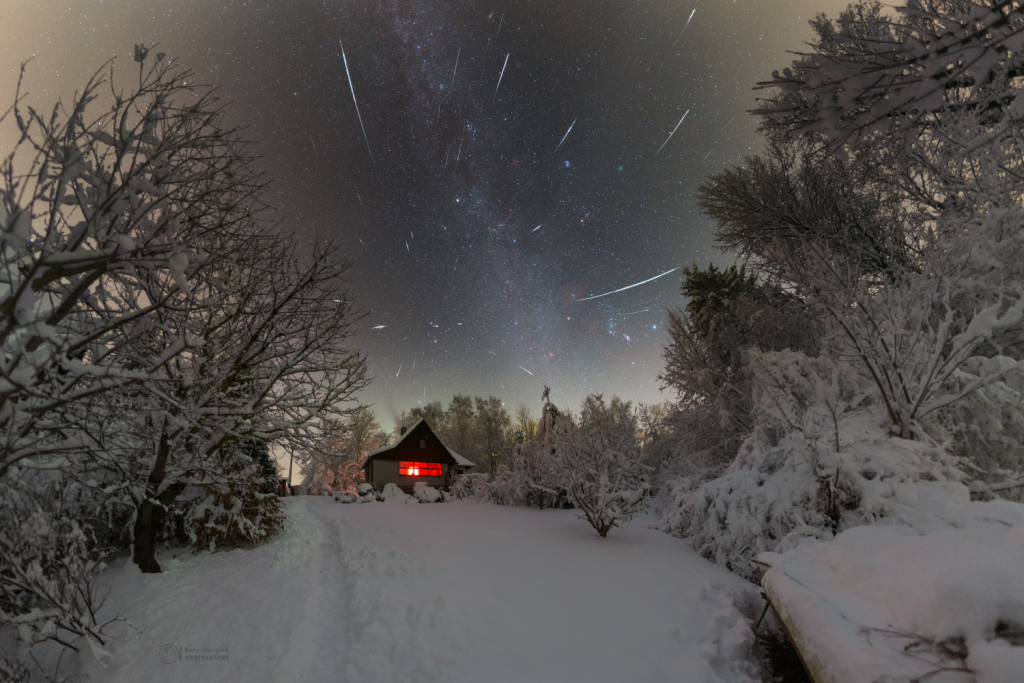 Maximum Geminid v roce 2018 nad zasněženou chatou v Železných horách. Foto: Petr Horálek.