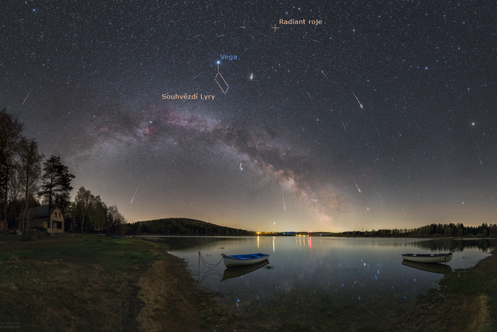 Maximum meteorického roje Lyridy v roce 2020 nad Sečskou přehradou s vyznačeným souhvězdím Lyry, hvězdou Vega a radiantem roje. Foto: Petr Horálek.