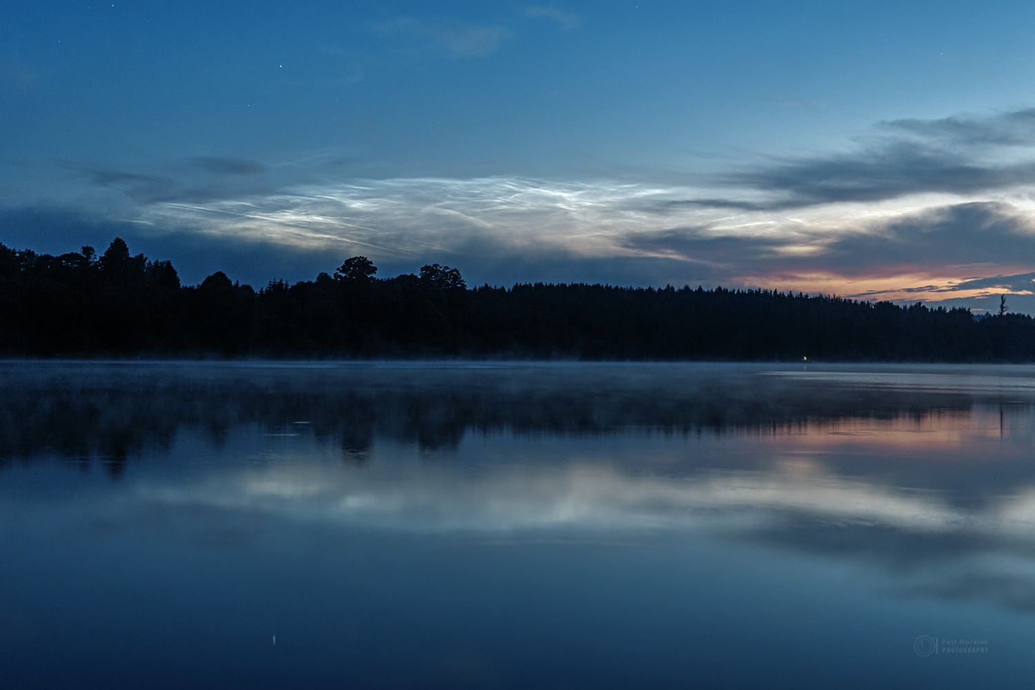Noční svítící oblaka nad Sečskou přehradou 25. června 2021. Foto: Petr Horálek.