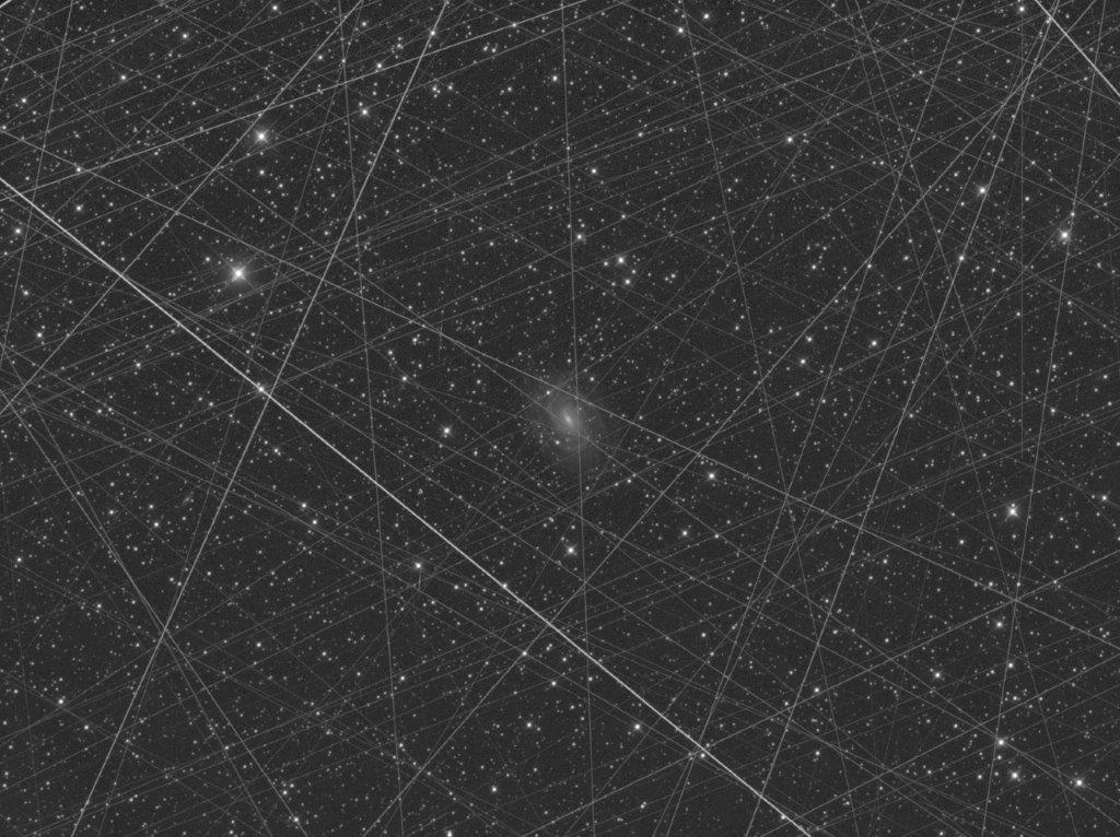 Snímek galaxie postižený přeletem mnoha družic (zejména Starlink). Foto: Daniel Beneš/FÚ v Opavě.