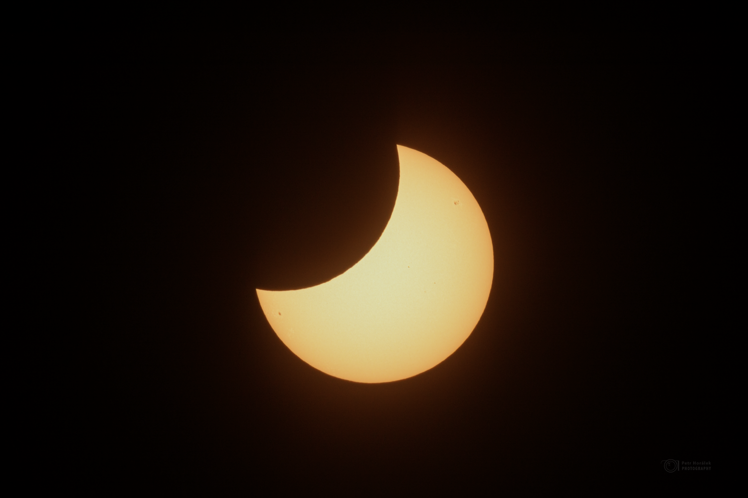 Zatmění Slunce 25. října 2022 krátce před svým maximem u Ždiaru na Slovensku. Foto: Petr Horálek/FÚ v Opavě.