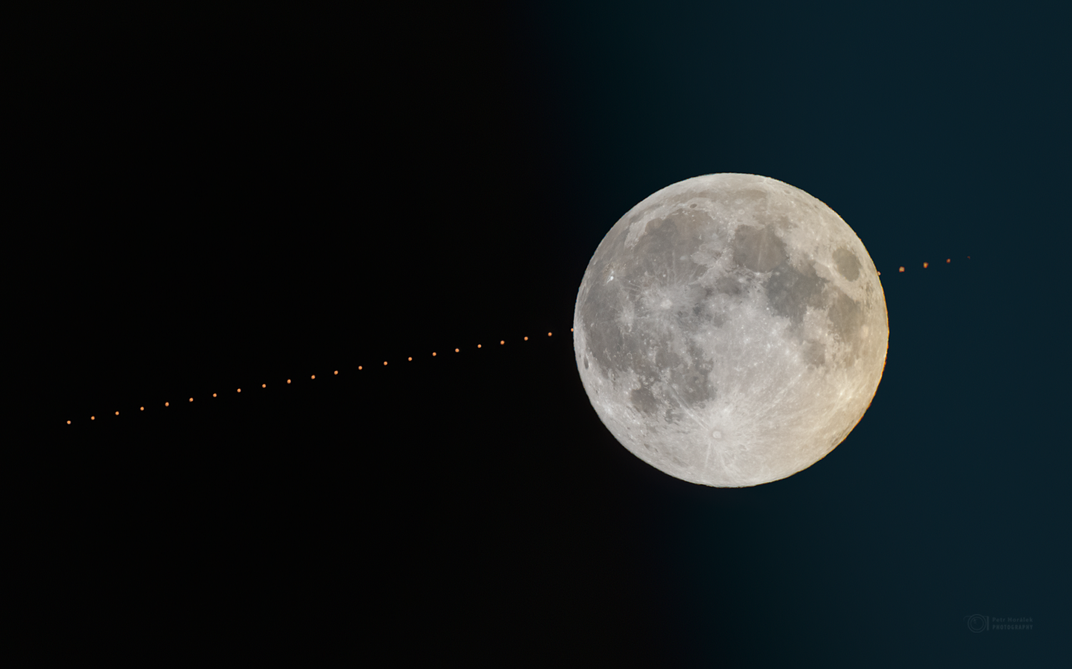 Tříhodinový časosběrný záznam zákrytu a výstupu Marsu za Měsícem 8. prosince 2022. Vstup nastal v 6:05 SEČ, výstup v 6:57 SEČ. Foto: Petr Horálek/FÚ v Opavě.