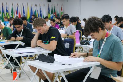 Studenti během řešení teoretické části pozorovacího kola. Druhý zprava v přední řadě: Radovan Lev. Autor fotografie – Clara Sampaio/OBA.