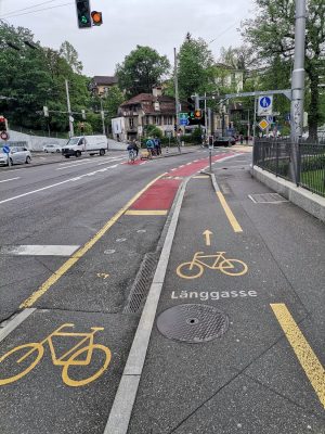 Bern má velmi dobře integrovanou cyklistickou dopravu. Foto: Mgr. René Šprňa/Fyzikální ústav v Opavě.