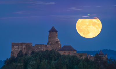 Východ úhlově velkého Měsíce v úplňku za Ľubovnianským hradem. Foto: Petr Horálek/Fyzikální ústav v Opavě.