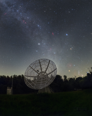 Slabý svit ranního zvířetníkového světla za radioteleskopem na observatoři v Ondřejově. Foto: Petr Horálek/FÚ v Opavě.