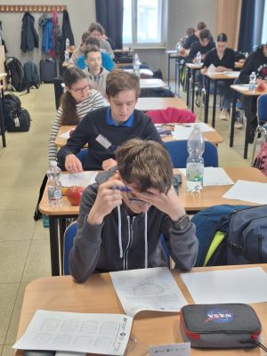 Maximální soustředění finalistů během řešení teoretických úloh je zřejmé. Foto: Radka Křížová/FÚ v Opavě.