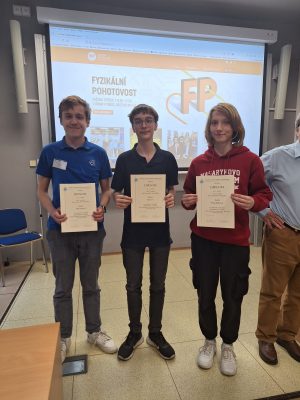 První tři nejúspěšnější finalisté. Uprostřed vítěz Alex Faivre, vlevo od něj „stříbrný“ Jan Herzig a vpravo pak Julie Pazdírková, která skončila třetí. Foto: Radka Křížová/FÚ v Opavě.