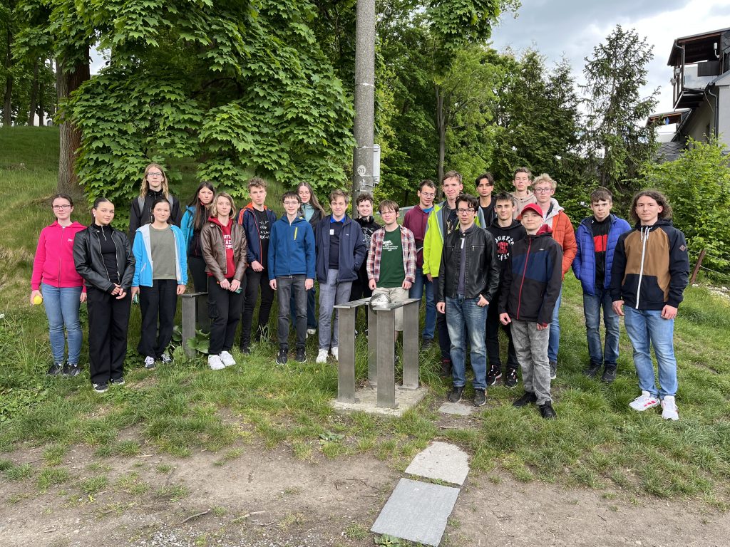 Účástníci finále u modelu planety Saturn při procházce Opavou městským modelem Sluneční soustav. Foto: Jan Hladík/FÚ v Opavě.