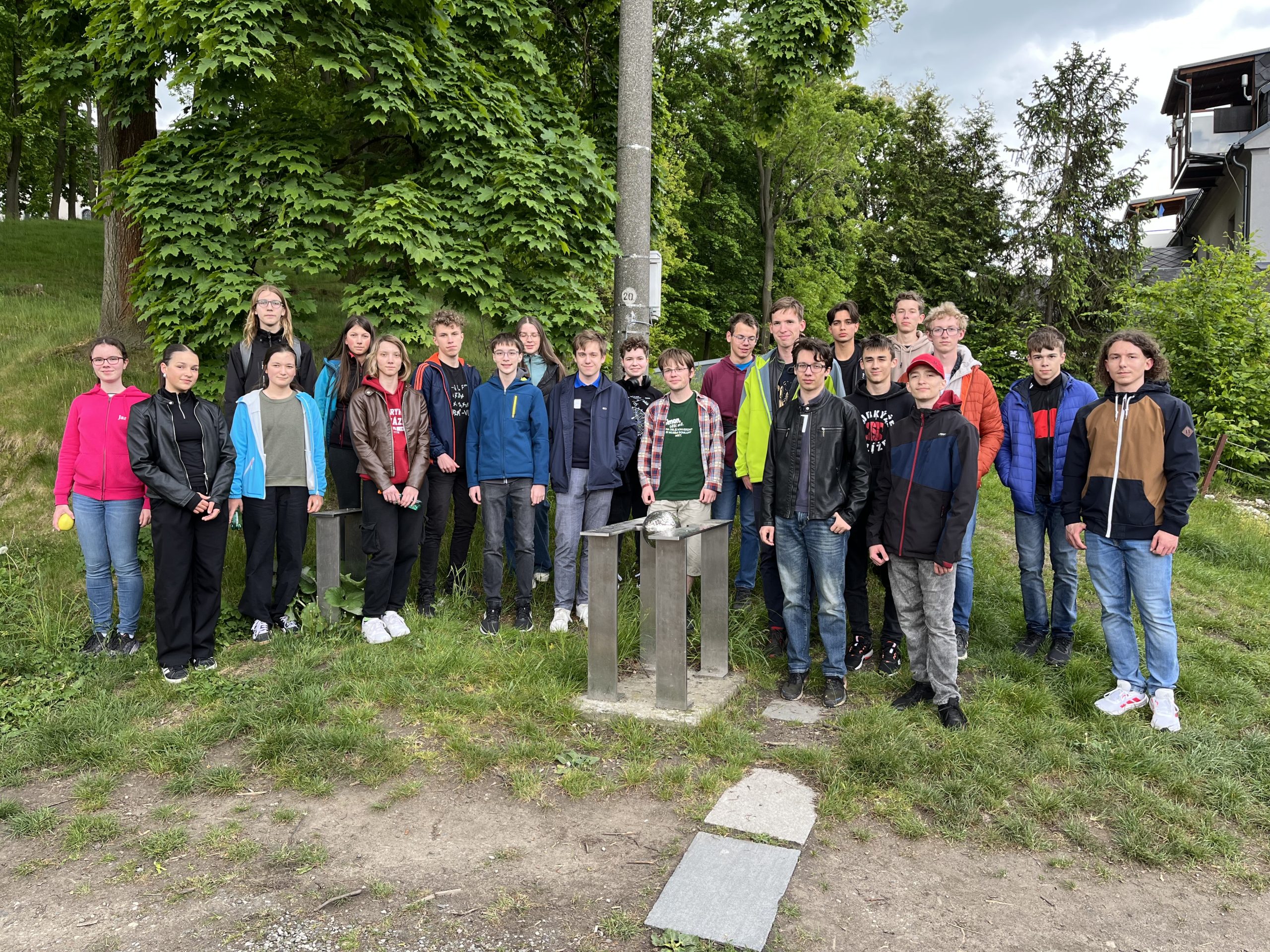 Účástníci finále u modelu planety Saturn při procházce Opavou městským modelem Sluneční soustav. Foto: Jan Hladík/FÚ v Opavě.