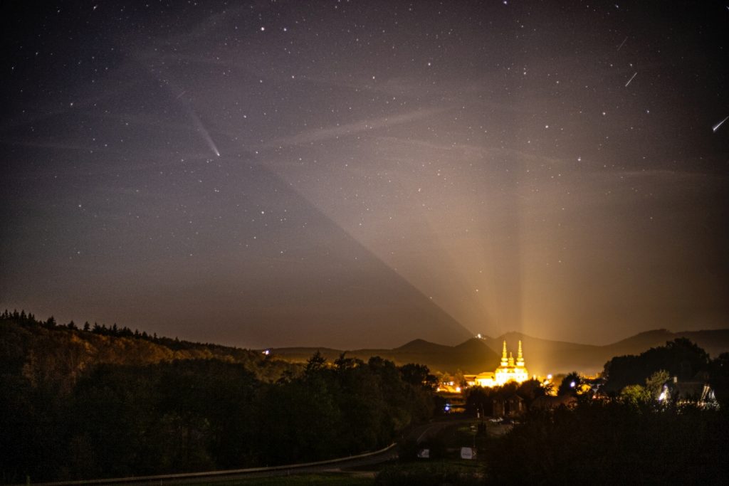 Snímek „Kometa v záři reflektorů“ Richarda Klofáče (1. místo v kategorii světelné znečištění – fotografie)