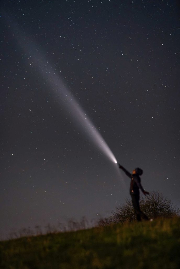 Snímek „Kométa na dotyk“ Róberta Barsy (Cena Hvězdárny Pardubice a Slovenského zväzu astronómov)