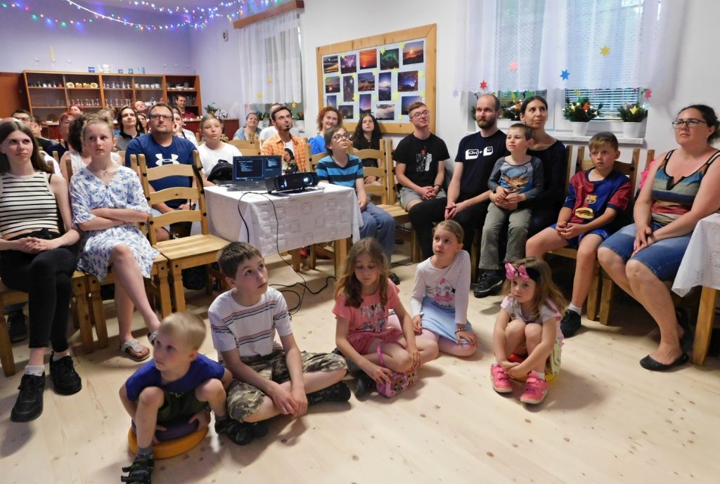 Vyhodnocení soutěže „V zajetí vesmíru“ ve společenské místnosti v Mokrém. Foto: Dagmar Honsnejmanová