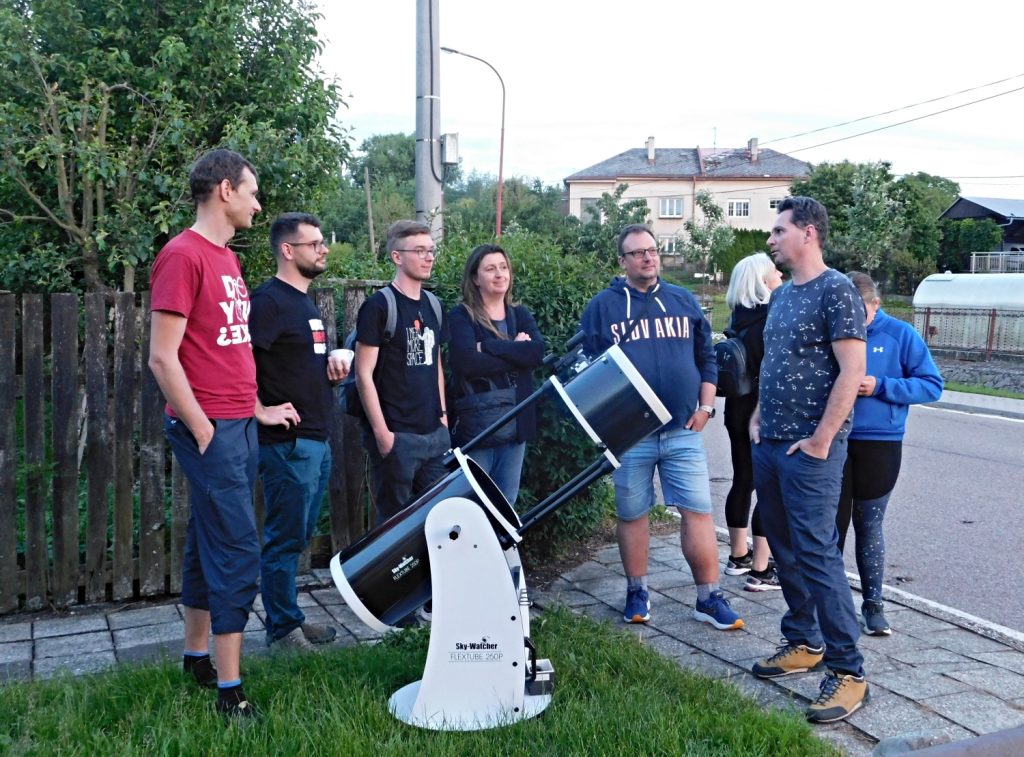 Po vyhodnocení soutěže mohli účastnici akce zažít pozorování noční oblohy velkým dalekohledem. Foto: Dagmar Honsnejmanová