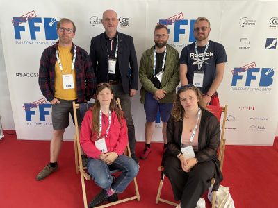 Účastníci FFB 2025 zastupující Studio Unisféra (sedící zleva: Veronika Kurečková, Lenka Drobná, stojící zleva: Adam Hofer, Tomáš Gráf, Ondřej Smékal, Jakub Trampler). Foto: Kamil Vardan.