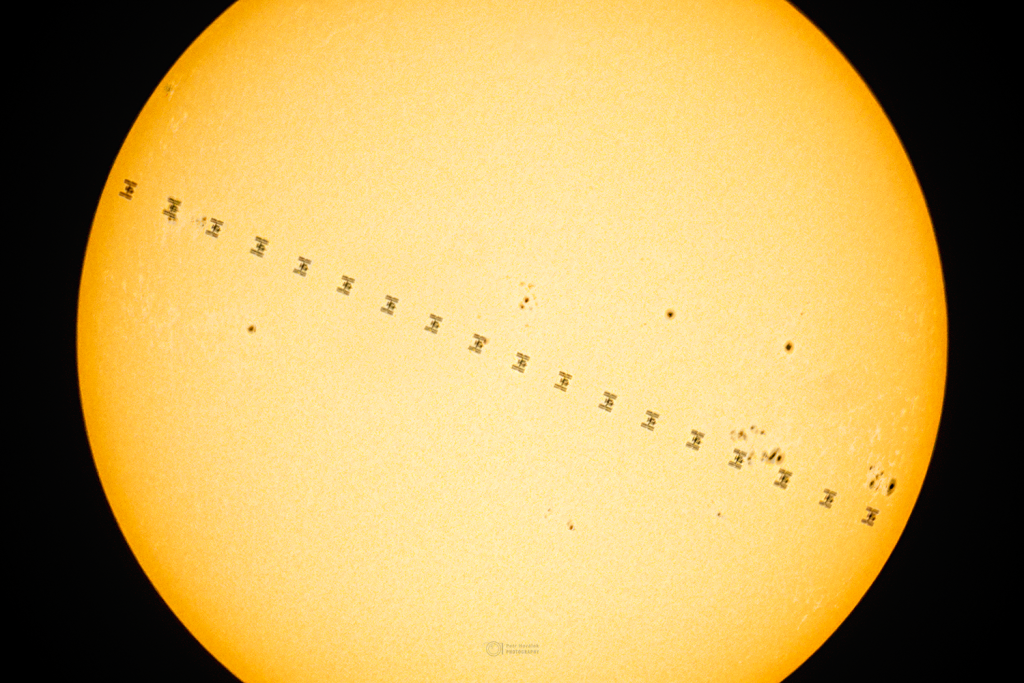 Mezinárodní kosmická stanice ISS před Sluncem 13. srpna 2025 z obce Habřinky na Pardubicku. Foto: Petr Horálek, FÚ SLU v Opavě.