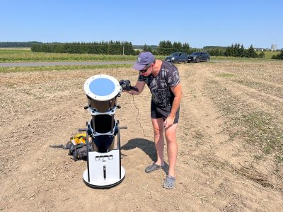 Petr Horálek u pozorovací sestavy krátce po úspěšném zachycení ISS. Foto: Petr Horálek/FÚ v Opavě