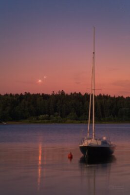 Naposledy se planety Venuše a Jupiter setkaly na večerní letní obloze na počátku července 2015. Úkaz je nesmírně fotogenický. Foto: Petr Horálek.