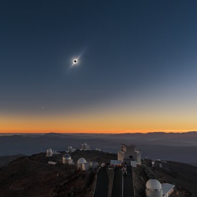 Úplné zatmění Slunce nízko nad obzorem 2. července 2019. Podobný pohled se naskytne pozorovatelům ve Španělsku 12. srpna 2026. Foto: Petr Horálek/ESO, Miloslav Druckmüller, Peter Aniol.