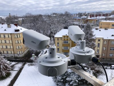 Pohled na dvojici IP kamer, které jsou nainstalovány směrem k severovýchodnímu a východnímu horizontu. Foto: Lukáš Shrbený/ASU AV ČR.