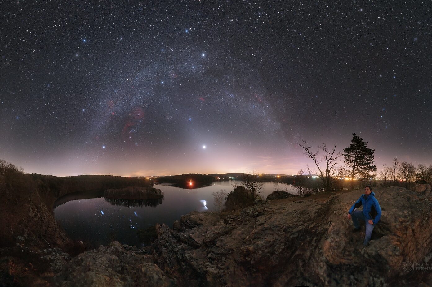 Kužel zvířetníkového světla sahající až k oblouku Mléčné dráhy v březnu 2020 (jasný objekt je planeta Venuše). Na obzoru bohužel září také světelné znečištění z měst, kvůli kterému je pozorování zvířetníkového světla čím dál obtížnější. Foto: Petr Horálek.