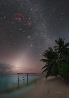 Neostrý kužel zvířetníkového světla tyčící se nad obzorem po soumraku nad maledivským ostrovem Thoddoo. Foto: Petr Horálek/Fyzikální ústav v Opavě.