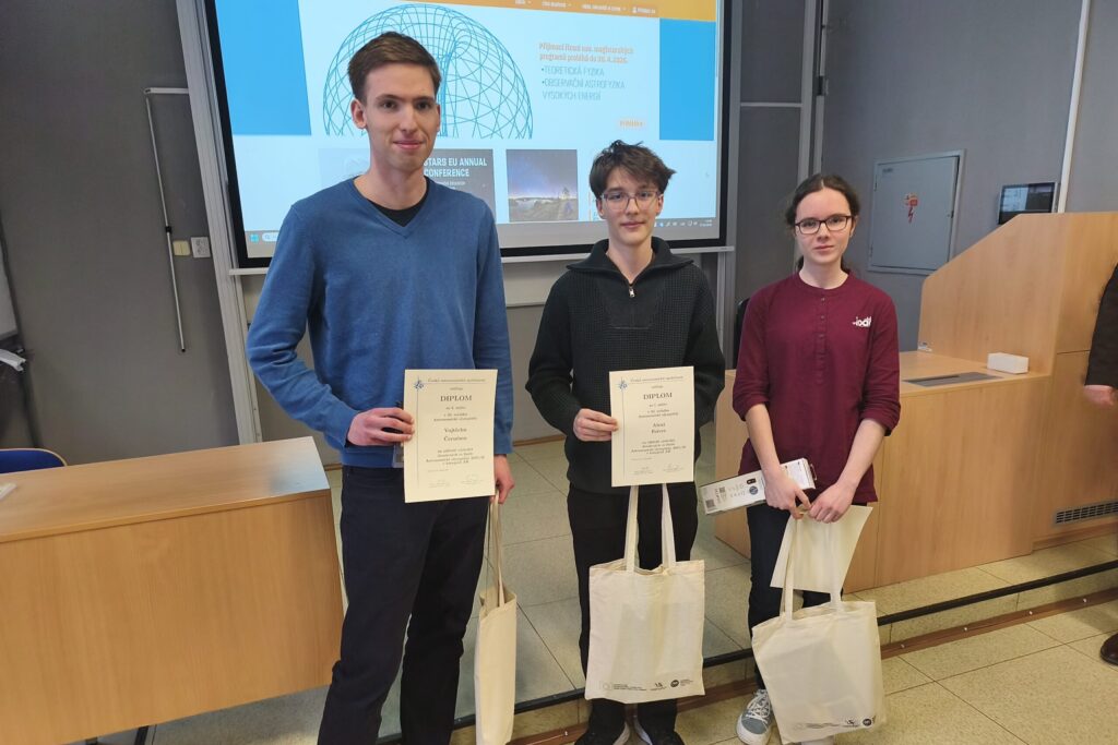 První tři nejlepší řešitelé 23. ročníku Astronomické olympiády v kategorii AB. Na fotografii zleva: Vojtěch Černý (3. místo), Alex Faivre (1. místo) a Anita Vaceková (2. místo). Foto R. Křížová.