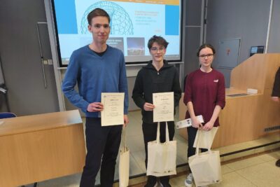 První tři nejlepší řešitelé 23. ročníku Astronomické olympiády v kategorii AB. Na fotografii zleva: Vojtěch Černý (3. místo), Alex Faivre (1. místo) a Anita Vaceková (2. místo). Foto R. Křížová.