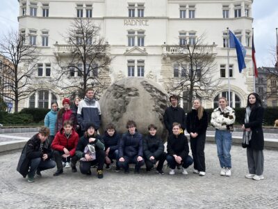 Procházka Opavou zavedla finalisty také k artefaktu „Koule“ před budovou radnice, z jejíž velikosti je odvozeno měřítko městského modelu Sluneční soustavy, viz také Solarsystemopava.webnode.cz. Foto: J. Hladík.