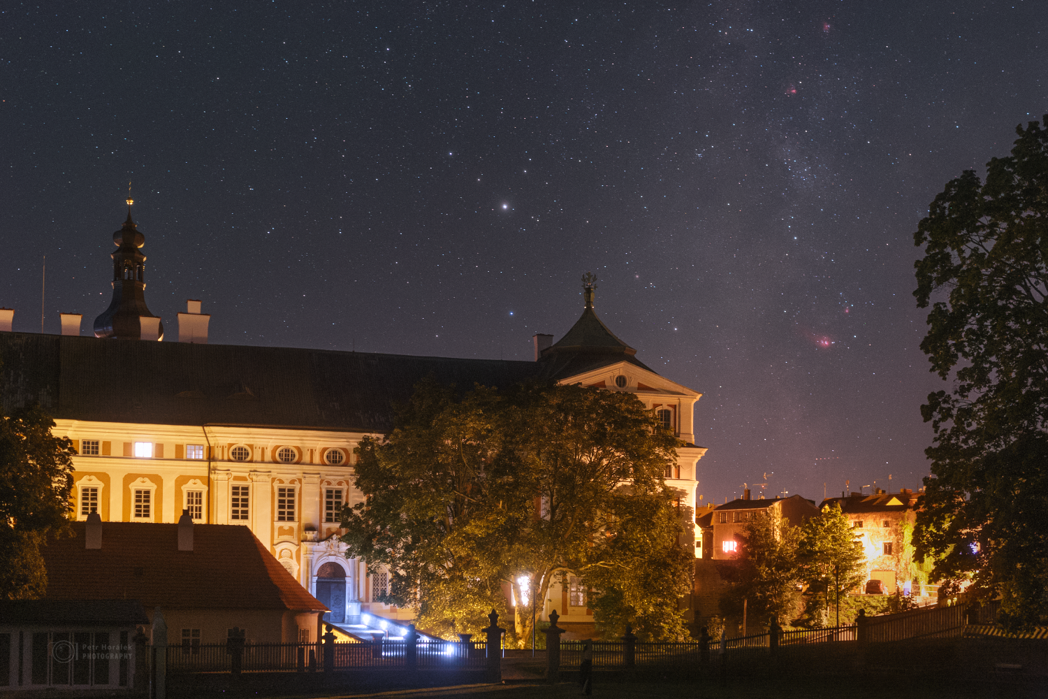 Noční obloha nad Klášterem Broumov. Foto: Petr Horálek