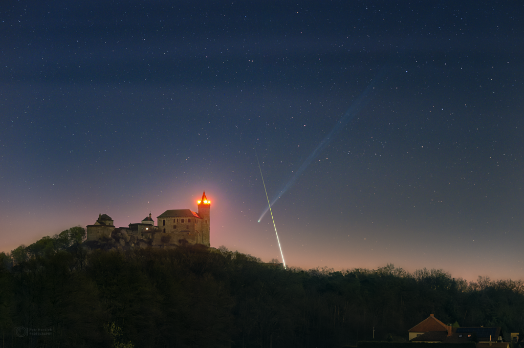Kometa C/2025 R3 PanSTARRS a jasný bolid za Kunětickou horou v sobotu 18. dubna 2026. Foto: Josef Kujal/ASHK a Petr Horálek/FÚ v Opavě.