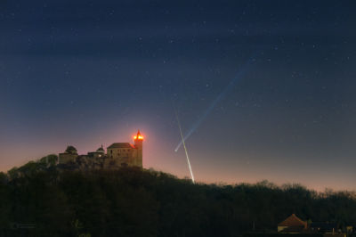 Kometa C/2025 R3 PanSTARRS a jasný bolid za Kunětickou horou v sobotu 18. dubna 2026. Foto: Josef Kujal/ASHK a Petr Horálek/FÚ v Opavě.