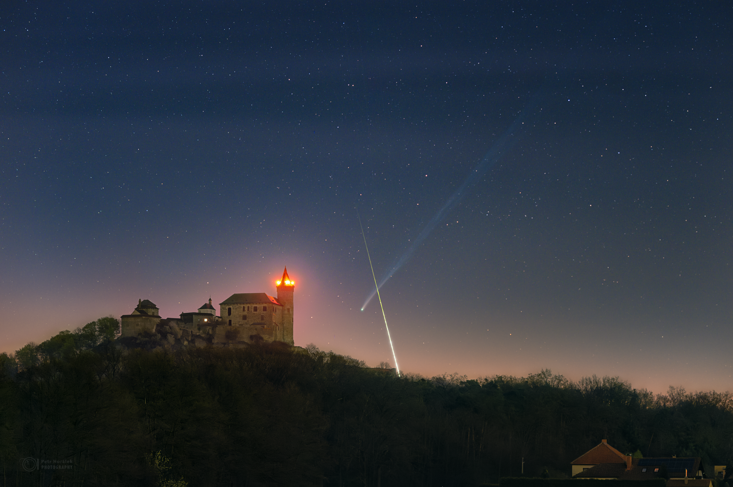 Kometa C/2025 R3 PanSTARRS a jasný bolid za Kunětickou horou v sobotu 18. dubna 2026. Foto: Josef Kujal/ASHK a Petr Horálek/FÚ v Opavě.