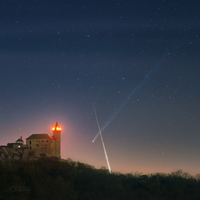 Ohon komety C/2025 R3 PanSTARRS a jasný bolid za Kunětickou horou v sobotu 18. dubna 2026. Foto: Josef Kujal/ASHK a Petr Horálek/FÚ v Opavě.