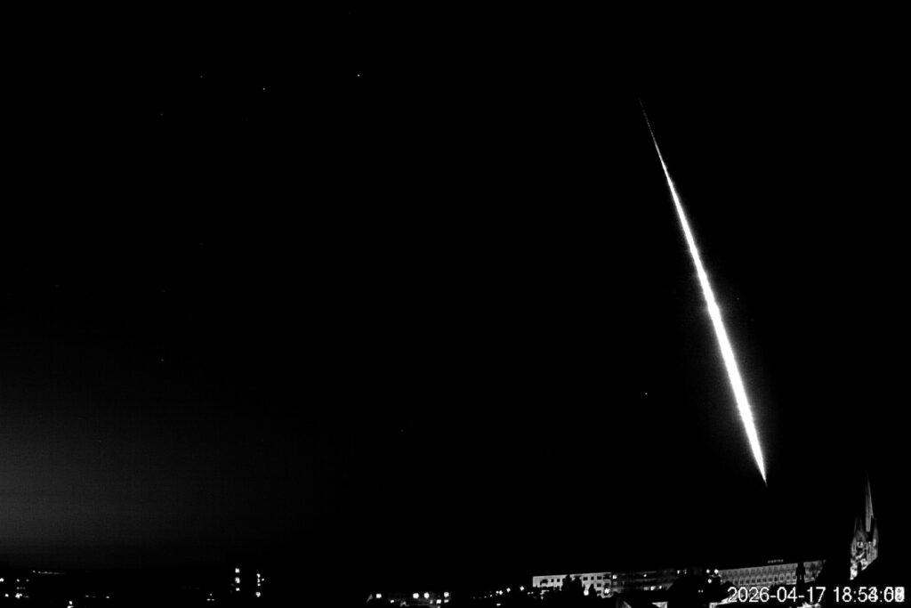 Obrázek 2. Složený snímek z videozáznamu bolidu EN170426_185359 pořízeného videokamerou ze stanice Evropské bolidové sítě v Opavě. Foto: Astronomický ústav AV ČR.