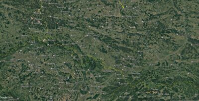 Obrázek 3 Průmět světelné dráhy bolidu EN170426_185359 v atmosféře na zemský povrch (žlutá šipka). Skutečná světelná dráha byla dlouhá 75 km, avšak kvůli relativně velkému sklonu 69 stupňů se průmět jeví relativně krátký. Bílé čtverečky s černých středem vyznačují polohy některých především bližších stanic Evropské bolidové sítě, které bolid zaznamenaly. Grafika: Astronomický ústav AV ČR, podkladová mapa: Google Earth.