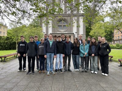 Účastníci finále u modelu planetek Oppavia a Silesia před kostelem sv. Hedviky při procházce Opavou. Foto Jan Hladík.