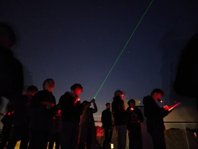 Finalisté na terase univerzitní observatoře WHOO! při řešení úloh pozorovacího kola. Foto David Kománek.